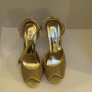 👠👠 Gold shoes by Arosa shoes